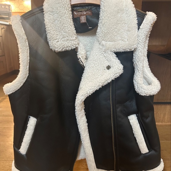 NWOT Women's KOOLABURRA by UGG Sherpa Vest - Picture 4 of 6